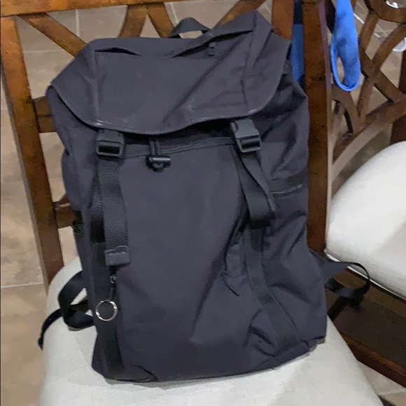 lululemon command the day backpack